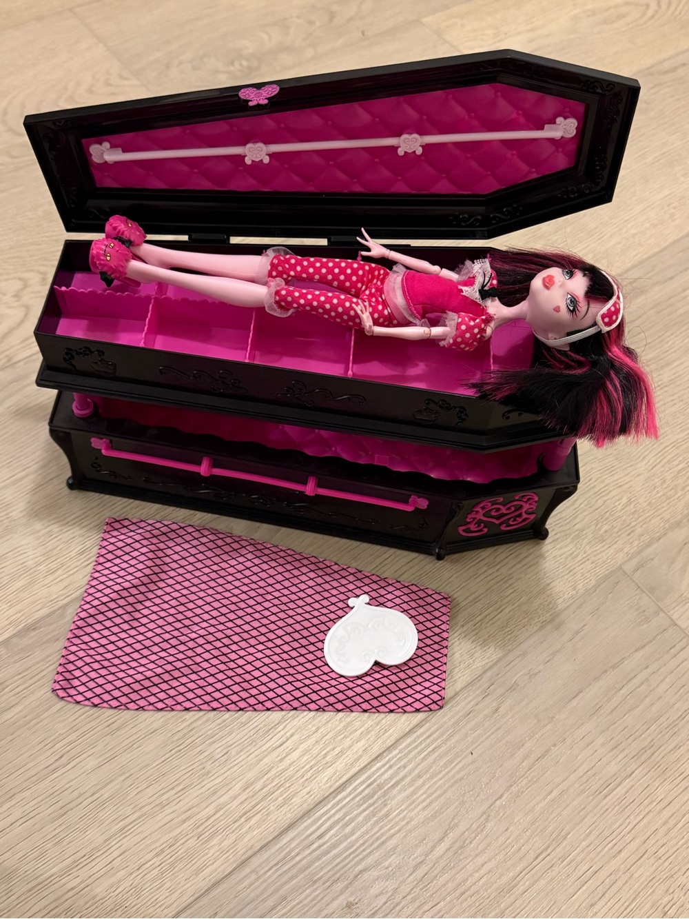 Monster High Draculaura Doll G1 Dead Tired w/ Coffin Bed Jewelry Box Accessory